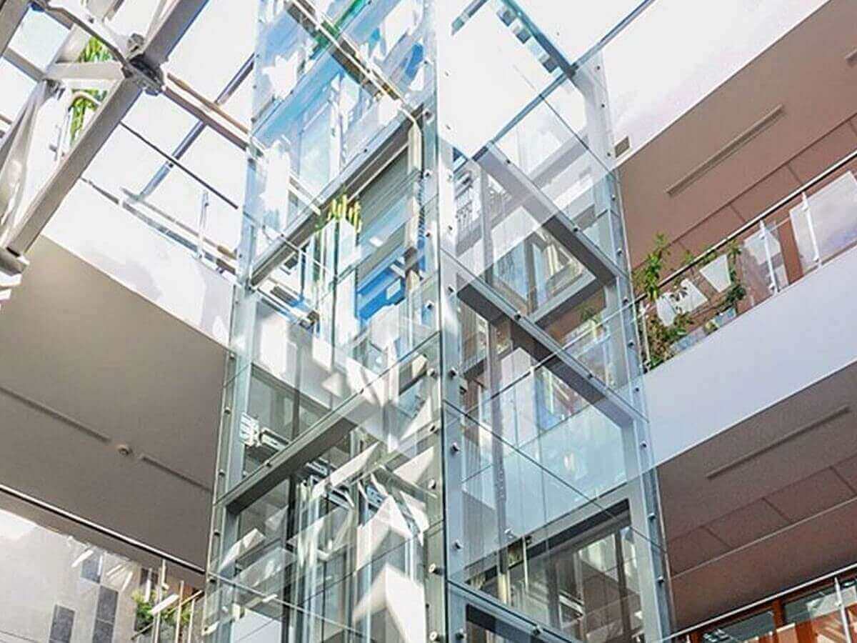 asansörün camlarını gösteren dıştan çekilmiş cam asansör fotoğrafı 