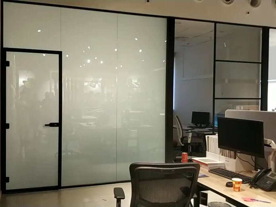 ofiste akıllı cam bölme 