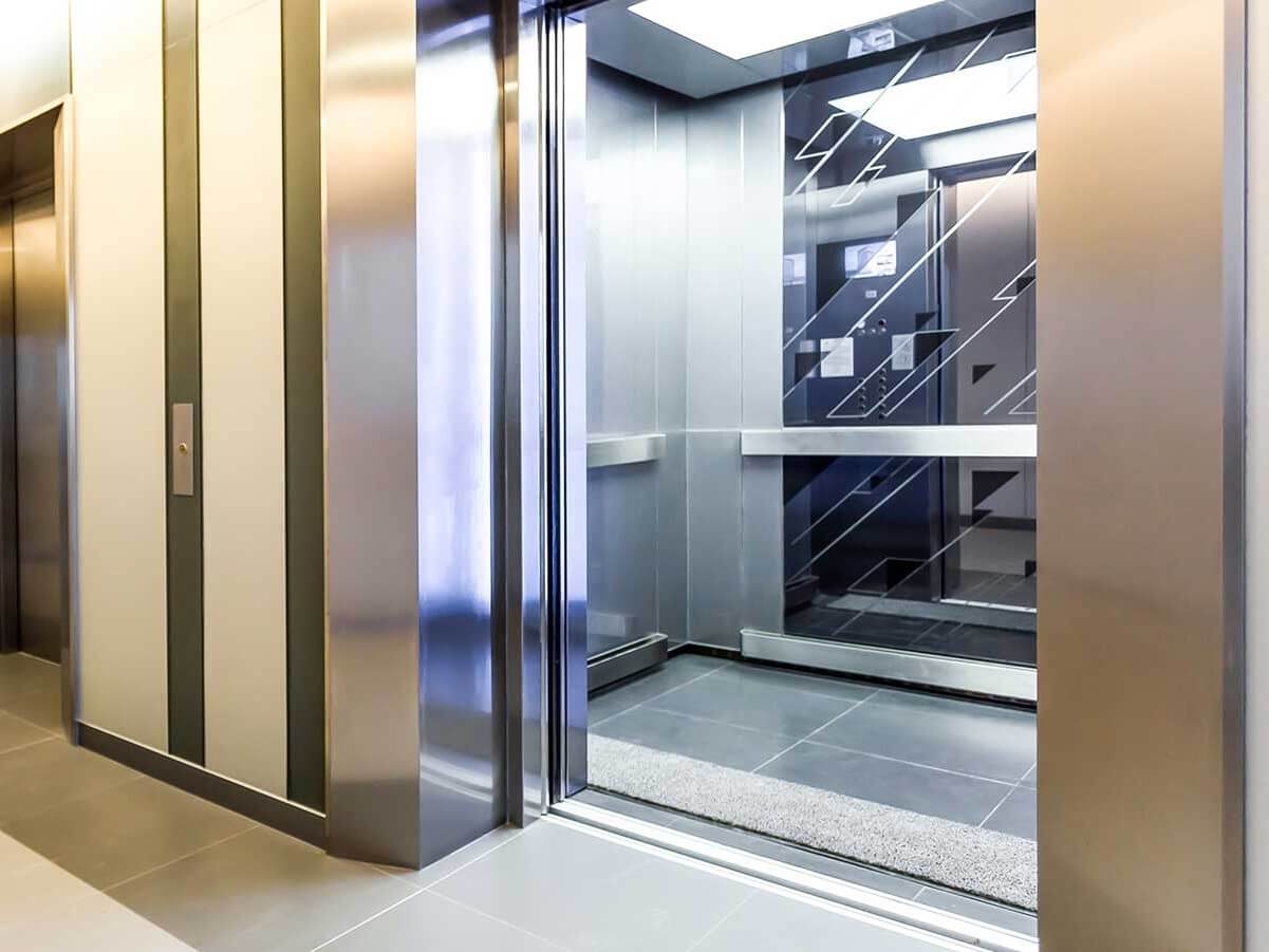 asansör aynasının dıştan çekilmiş görüntüsü 