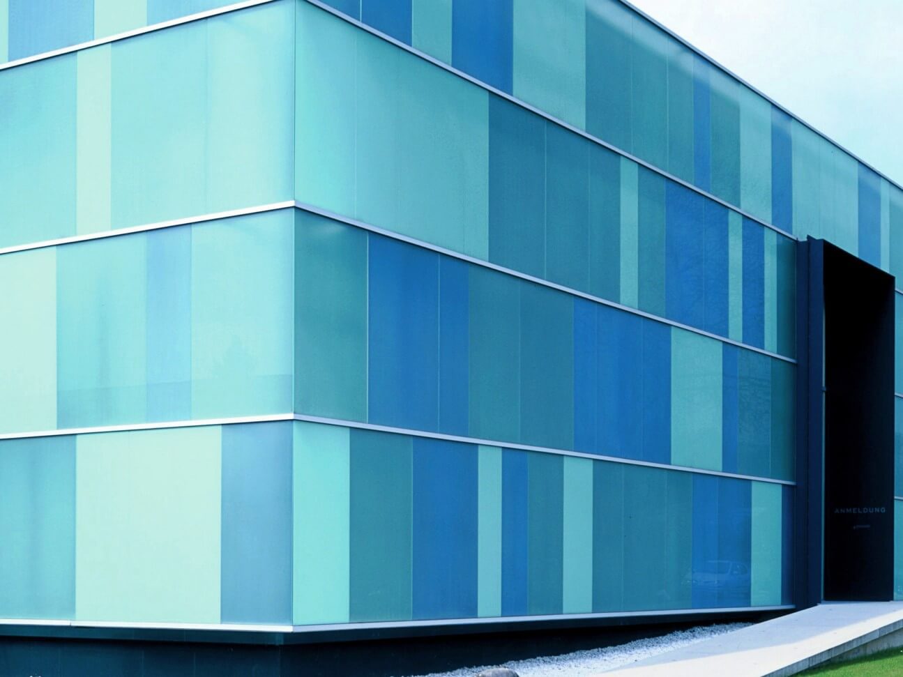 mavi renkli boyalı cam duvar 