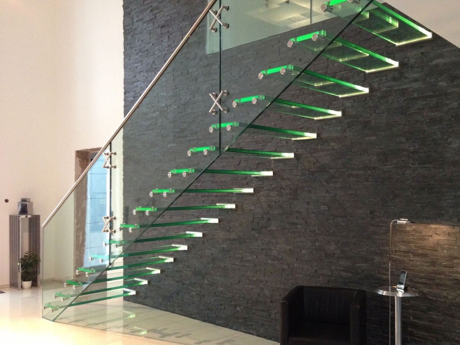 yeşil renkli cam merdiven