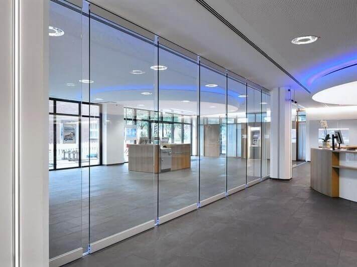 ofis içerisinde akustik lamine cam uygulaması 