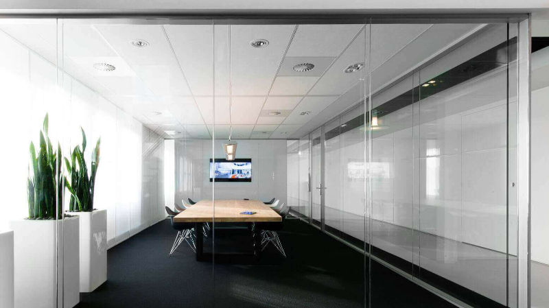 televizyonlu toplantı odasına uygulanan cam duvar