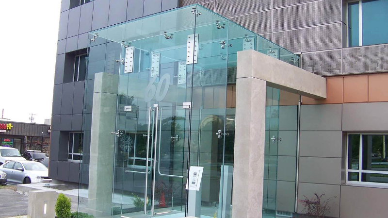 bina girişinde cam sundurma uygulaması