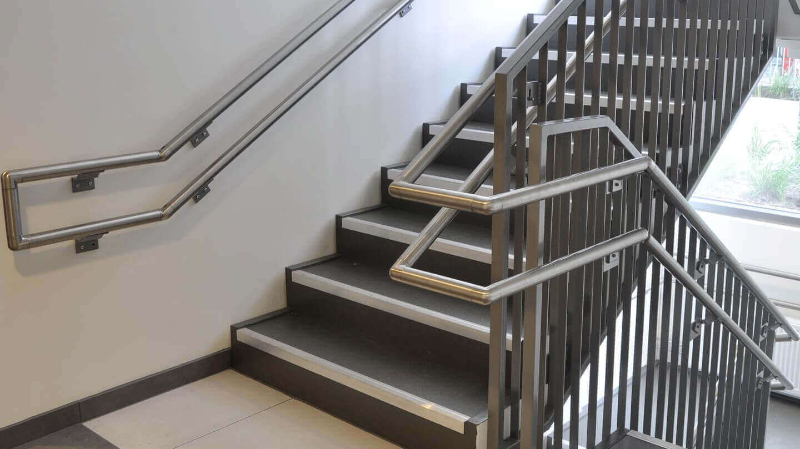 bina içindeki merdivende alüminyum korkuluk