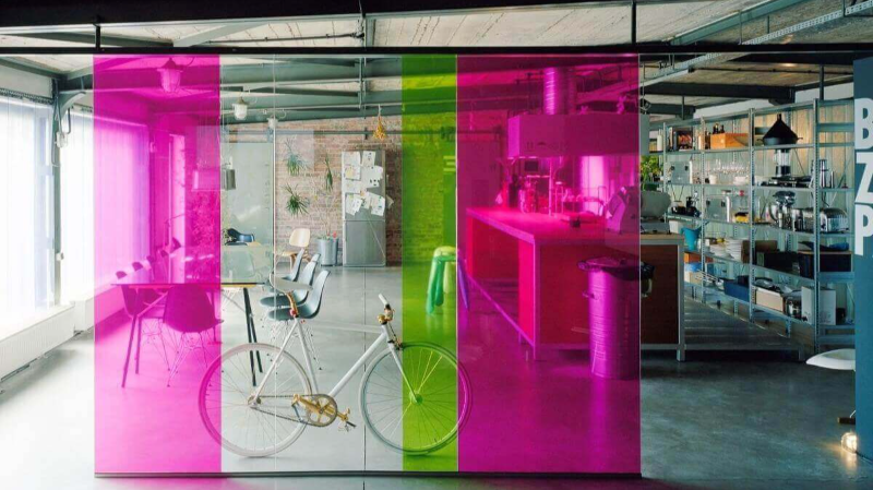 modern bir ofiste uygulanan boyalı cam bölme