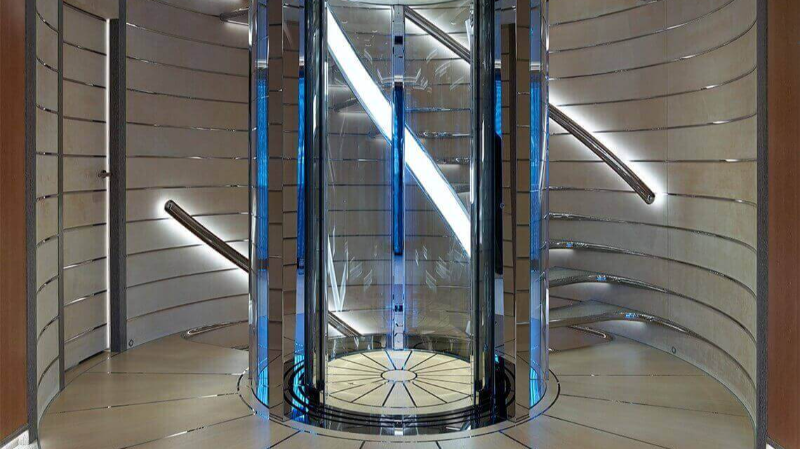 mavi tonlarda ışıklandırılmış asansör cam kaplama