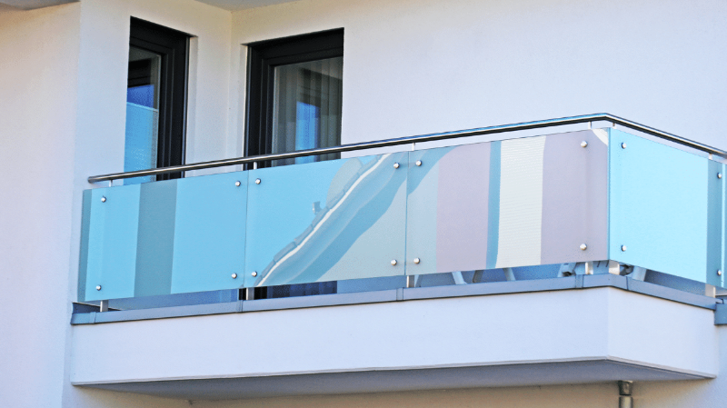 Cam balkon uygulanmış bir balkon