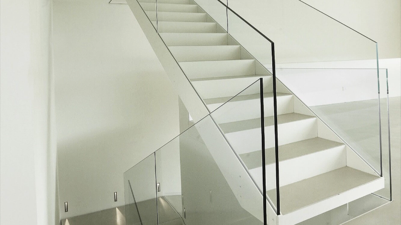 beyaz merdivende cam küpeşte