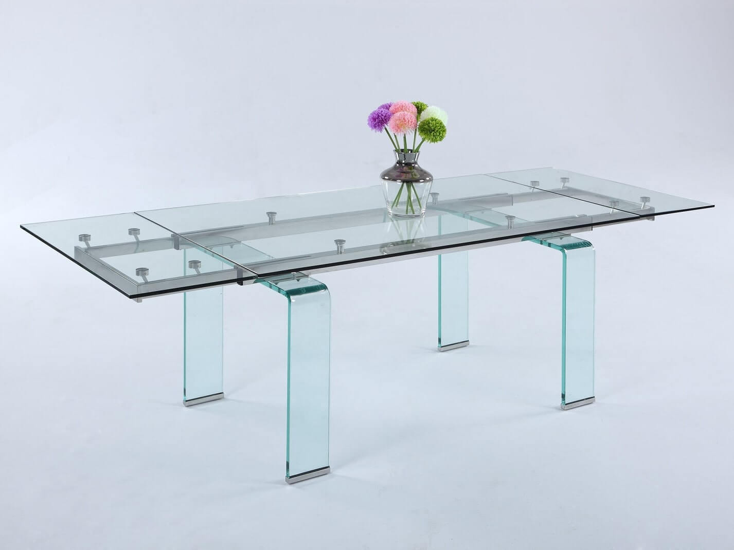 üzerinde çiçek olan cam masa 