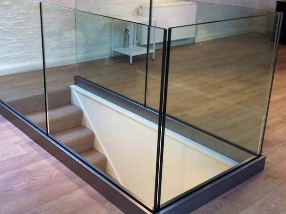 küçük bir merdivende cam küpeşte uygulaması